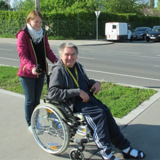 Hilfe mit Rollstuhl